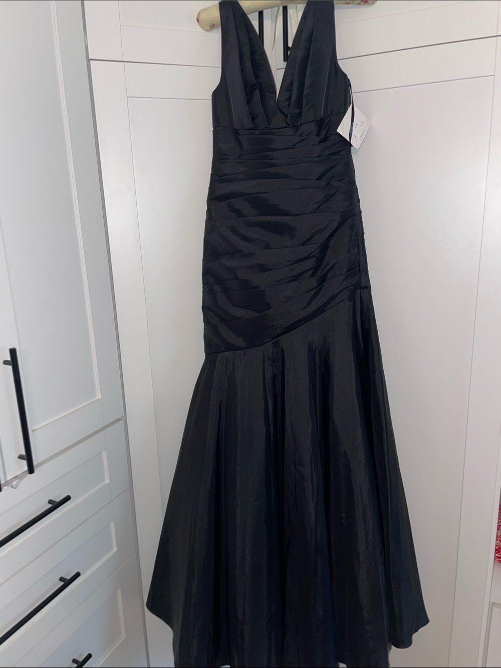 Watters and Watters Mermaid V-Neck Evening Gown - Elegant Formal Dress NWT
